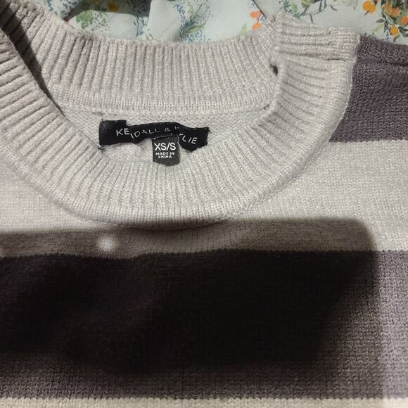Kendall & Kylie Sweater Women’s XS/S Grey Black Striped Knit Crewneck Oversized - Picture 2 of 6
